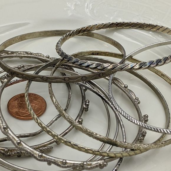 ✨3 for 25 ✨Lot of 11 Silver Tone Textured Bangles - Picture 3 of 10